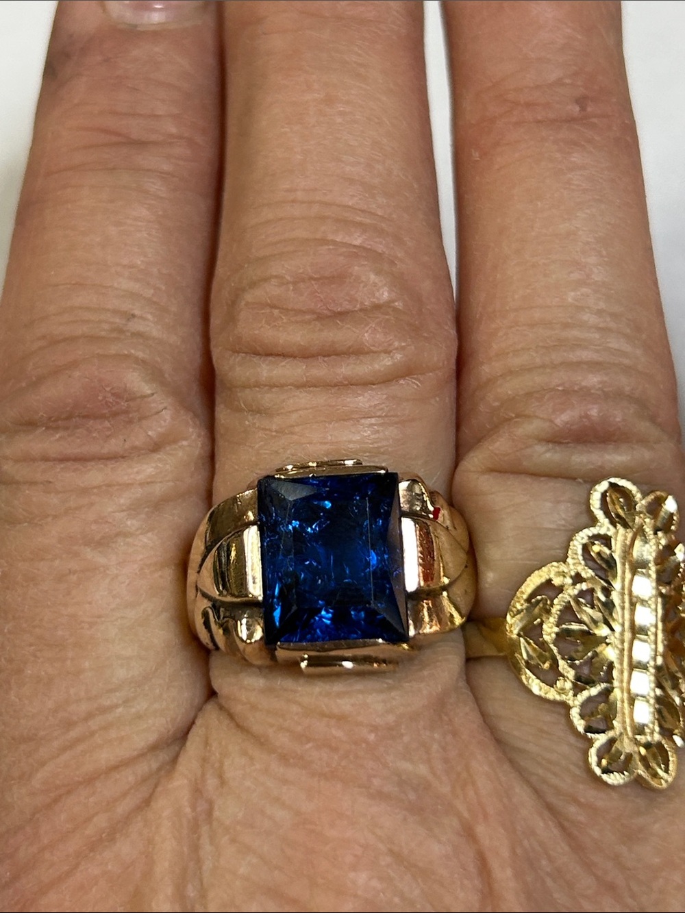503920 10k Yellow Gold Blue Spinel 7.4g